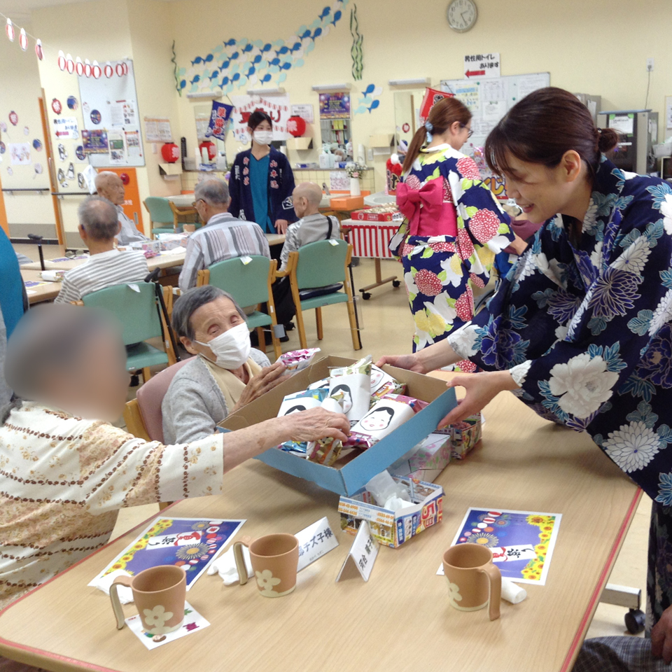 施設内で夏祭りを行なっている画像