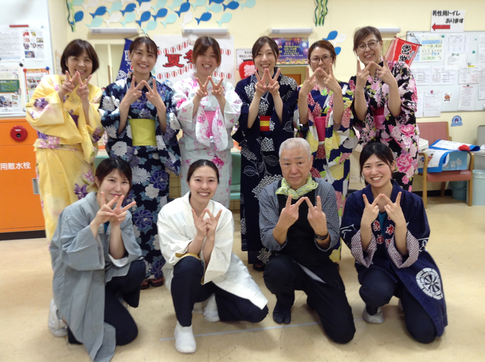 浴衣を着た職員の画像