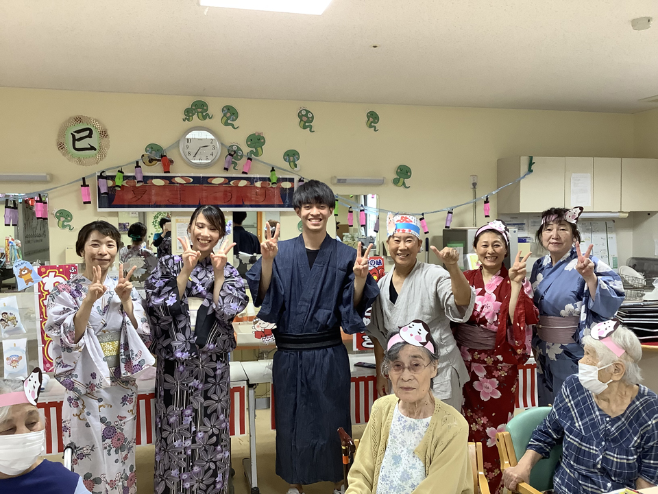 浴衣を着た職員と利用者様の画像