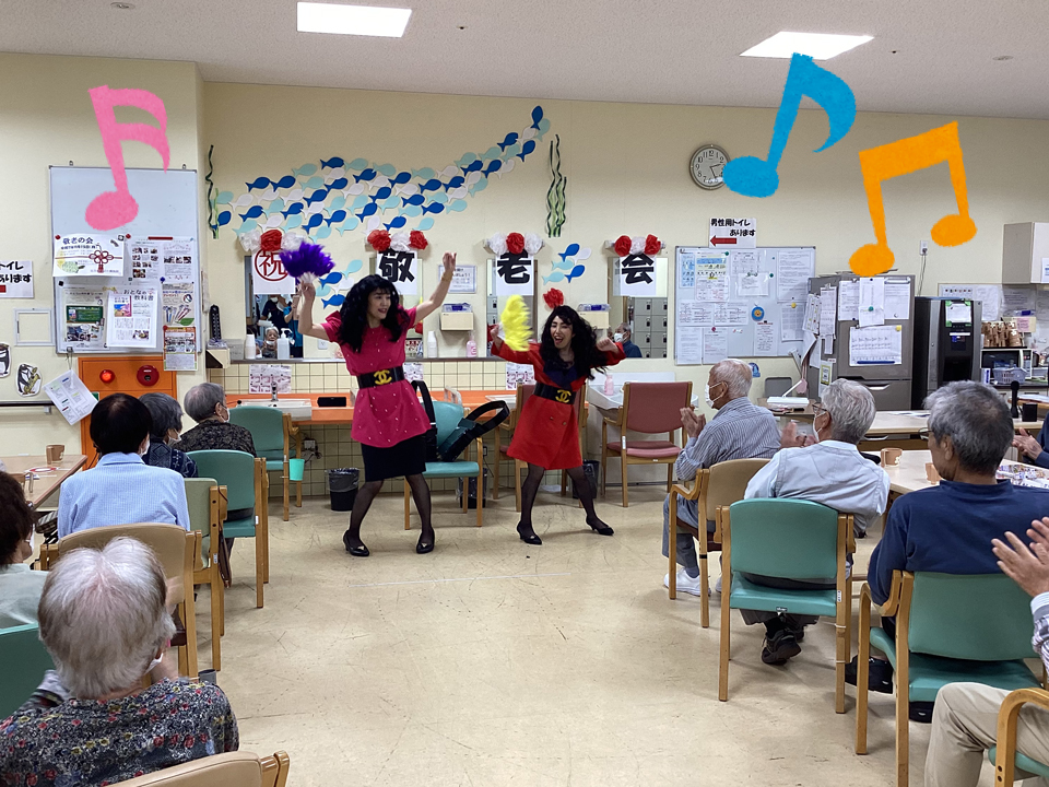 バブリーファッションの職員による寸劇とダンス