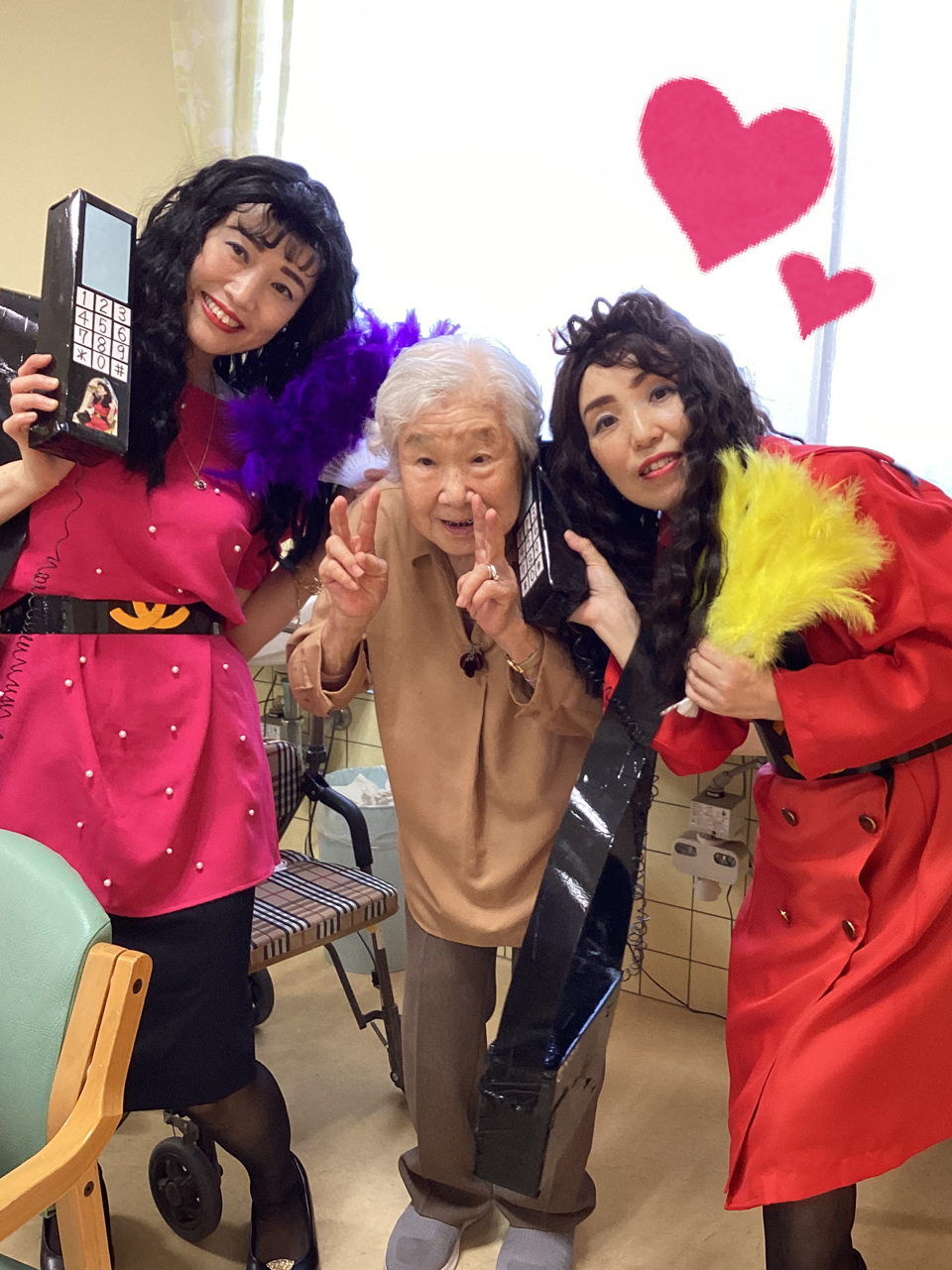 職員と写真を撮る利用者様