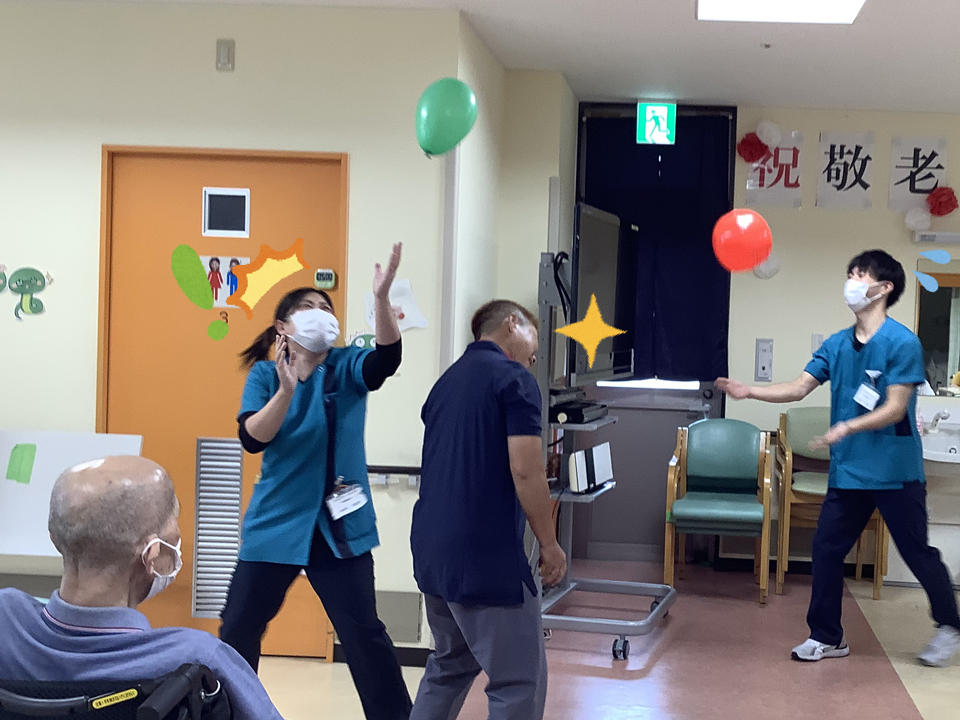 風船でリフティングをする職員