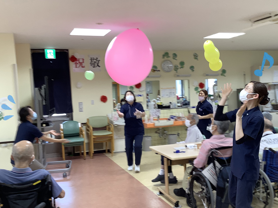 風船でリフティングするデイケア職員