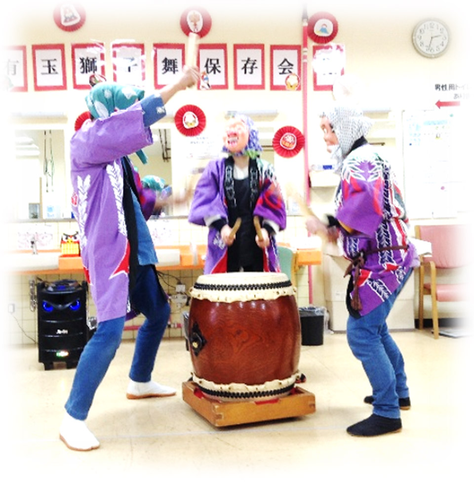 施設にて生の太鼓演奏をしている人々のイメージ