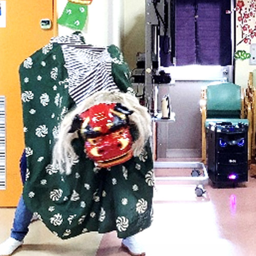 わかば通信 2026年1月号 介護施設に獅子舞がやって来ました！