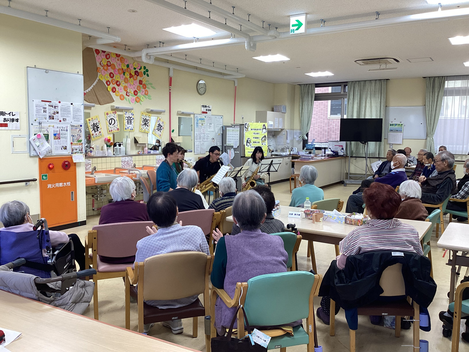 生演奏に感動される利用者の皆さん